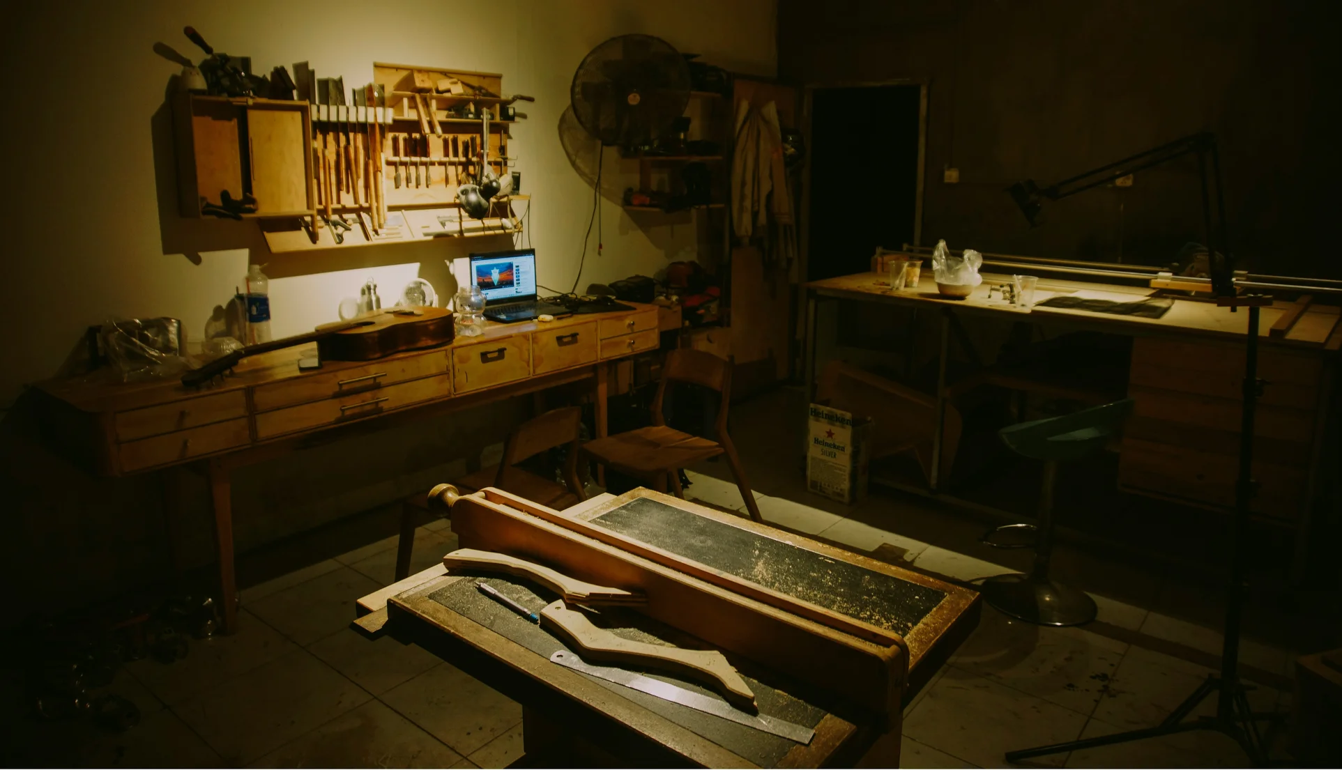 El creador de guitarras que se instaló en Granada y olvidó la prisa