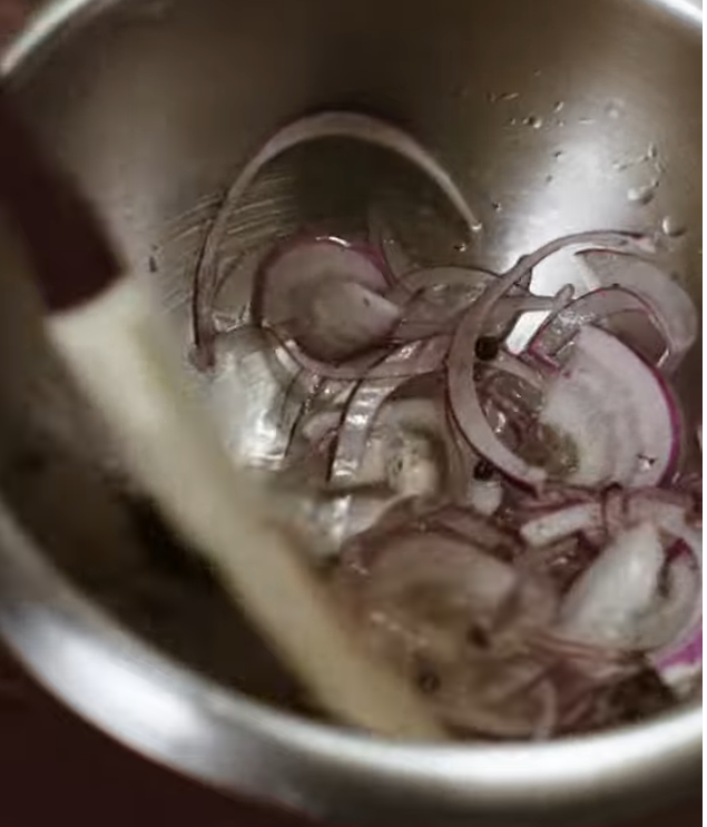 Pan bao de bacalao frito, mayonesa de wasabi y cebolla morada encurtida: la receta de Micue
