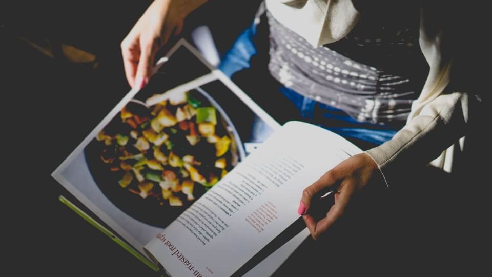 Una biblioteca en la cocina: 6 recetarios imprescindibles de ahora y de siempre