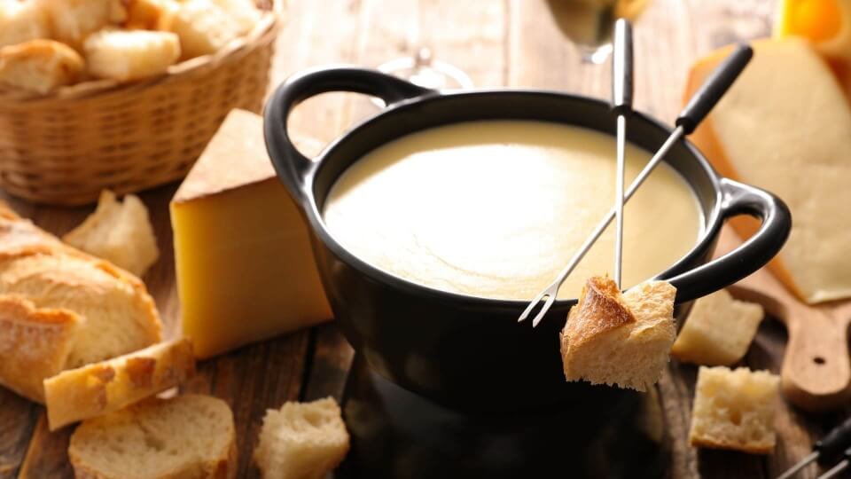 Fondues, raclettes y otras formas de  deleitarse con el queso derretido
