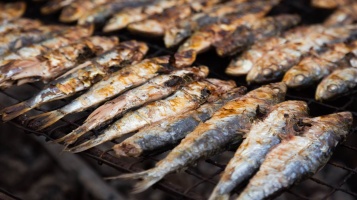 Pescado a la brasa, el sabor estrella de las barbacoas