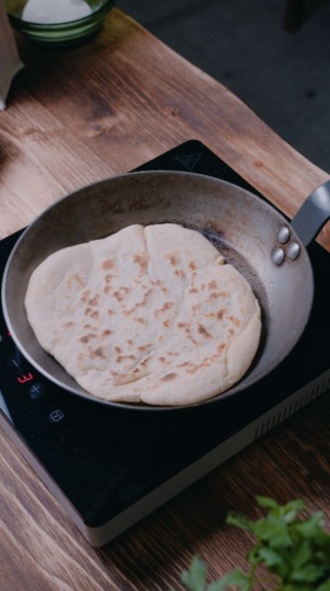 Pan naan con mortadela trufada, burrata y pistachos: una cuestión de equilibrio