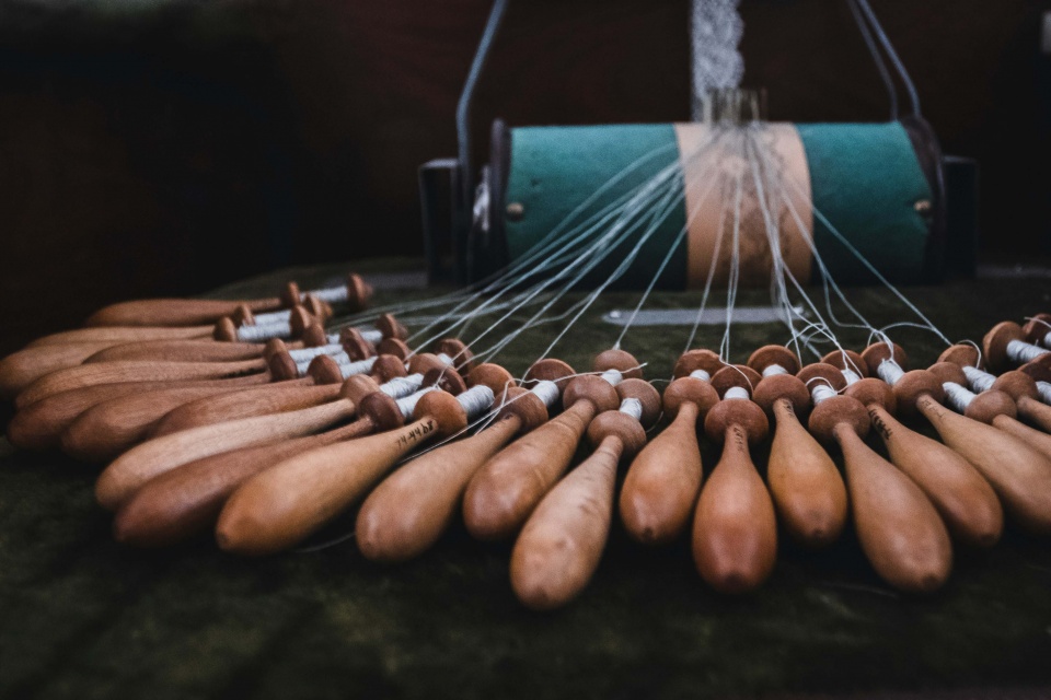 Encaje de bolillos: cómo una técnica artesanal con siglos de historia seduce a la moda contemporánea
