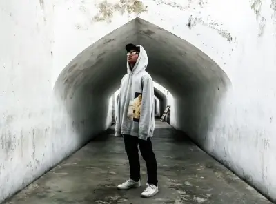 Vestir oversize: el legado del hip hop setentero que nunca pasa de moda