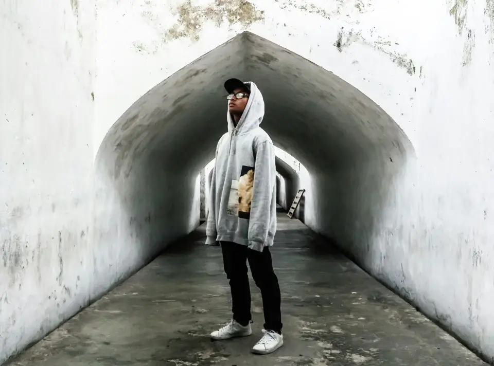 Vestir oversize: el legado del hip hop setentero que nunca pasa de moda