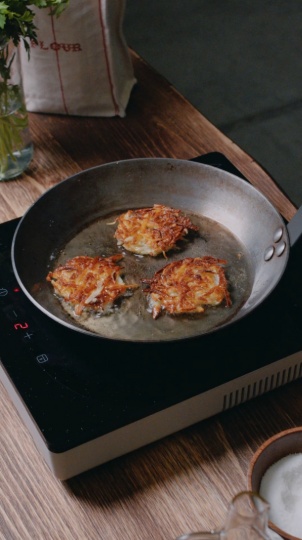 Latkes de patata con salmón marinado y crema agria: la sofisticación de los bocados simples