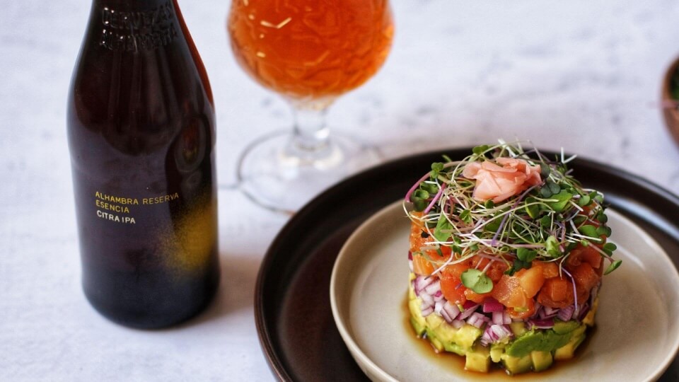 Tartar de salmón ahumado y aguacate o cómo triunfar en la cocina con pocos ingredientes