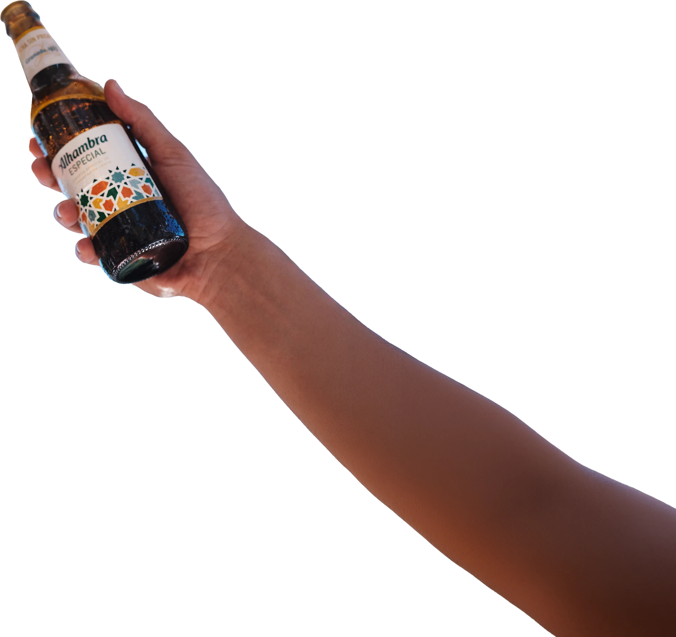 Mano brindando con botellín de Alhambra Especial