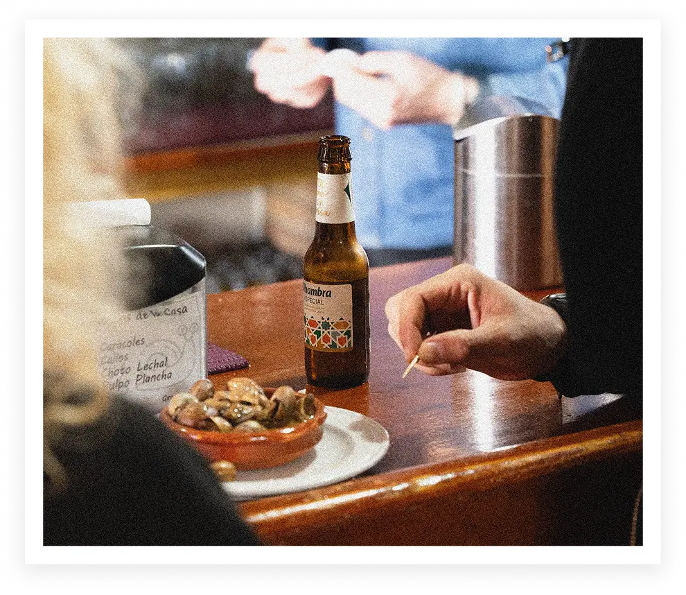 Escanea el código QR del posavasos de Alhambra Especial