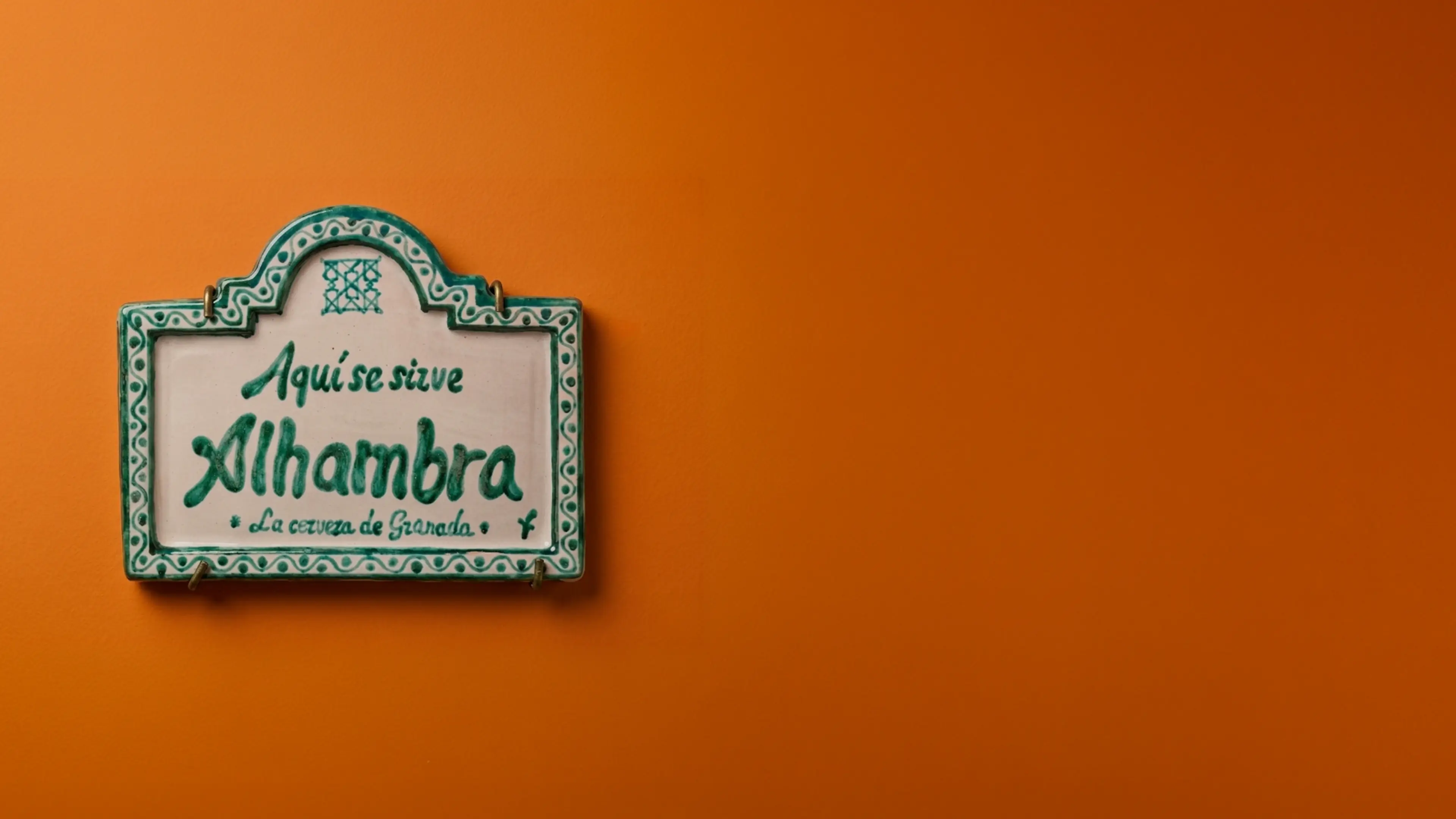 Colección de placas cerámicas de Fajalauza y Asís Percales para los bares únicos de Granada - Cervezas Alhambra