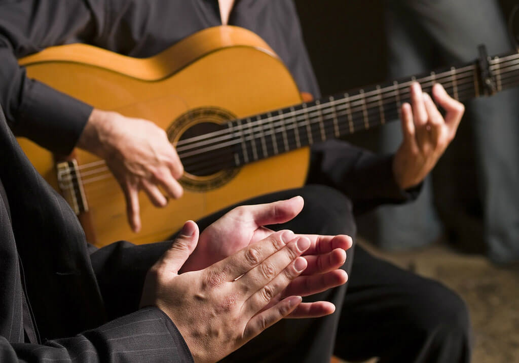 blanco lechoso izquierda más Cinco guitarristas jóvenes que están conquistando el flamenco contemporáneo