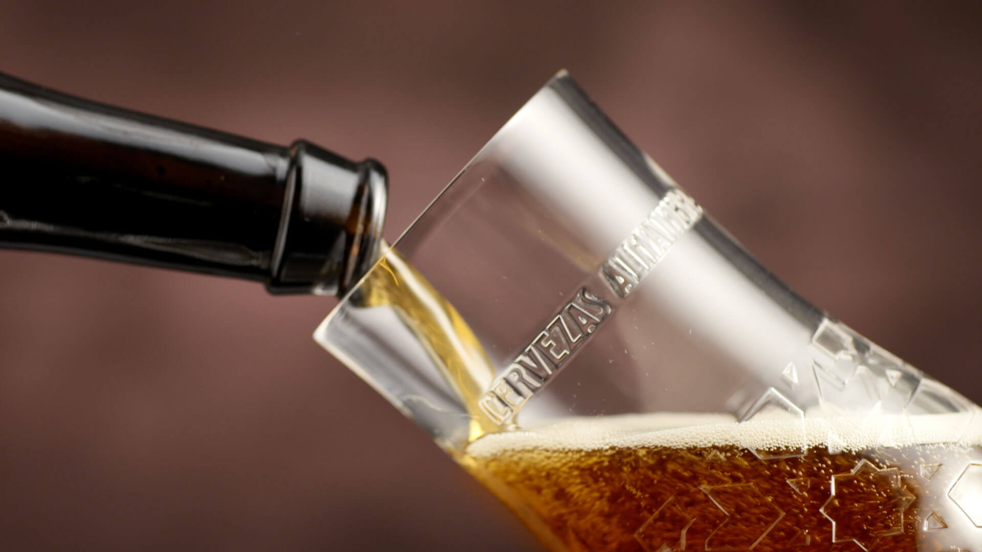 servir alhambra reserva roja en el vaso