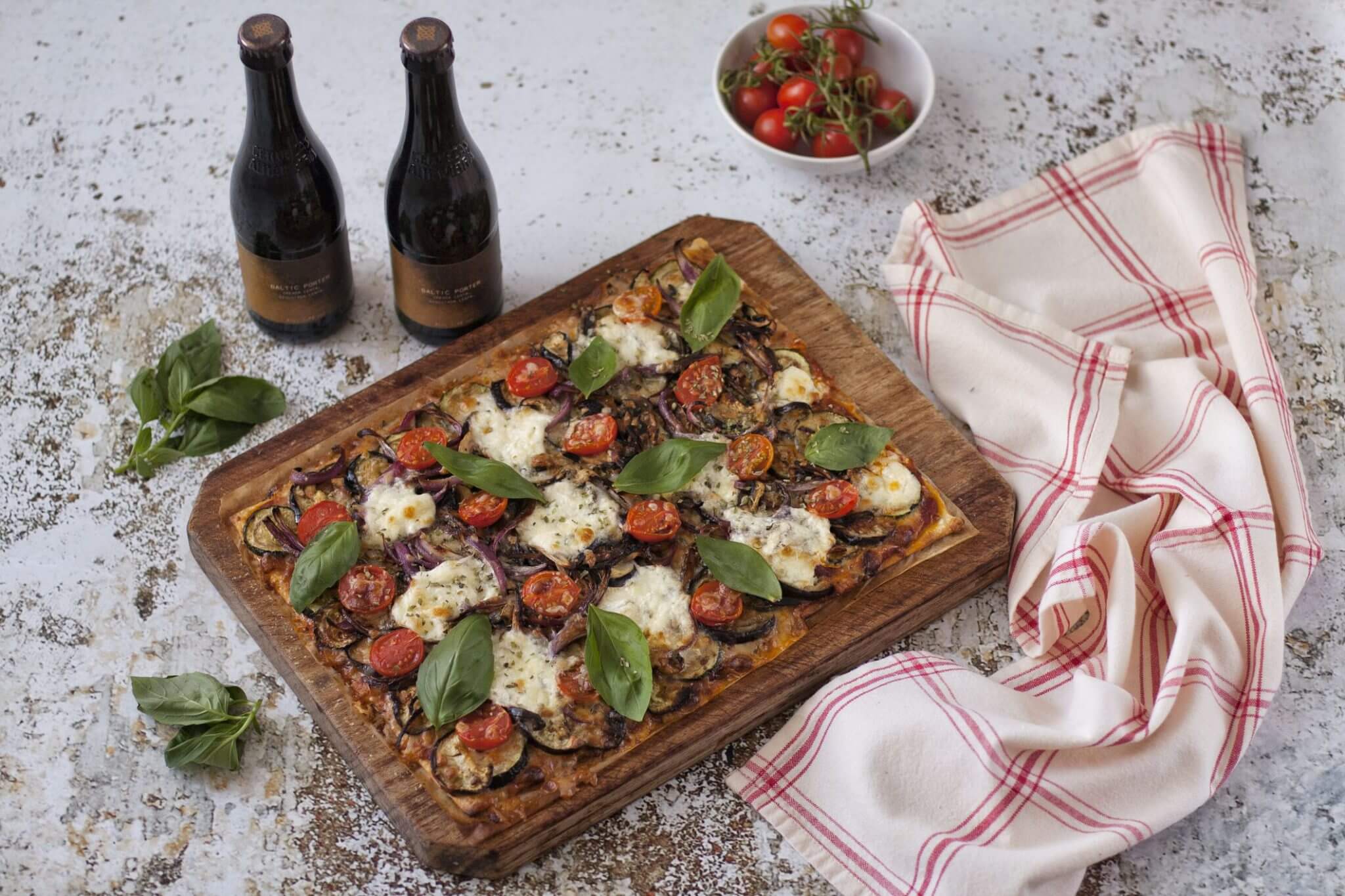 Pizza con burrata y verduritas de primavera, la receta definitiva para disfrutar cocinando en casa