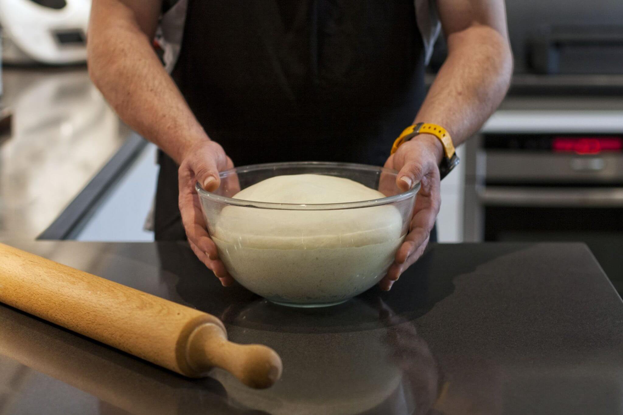 Pizza con burrata y verduritas de primavera, la receta definitiva para disfrutar cocinando en casa