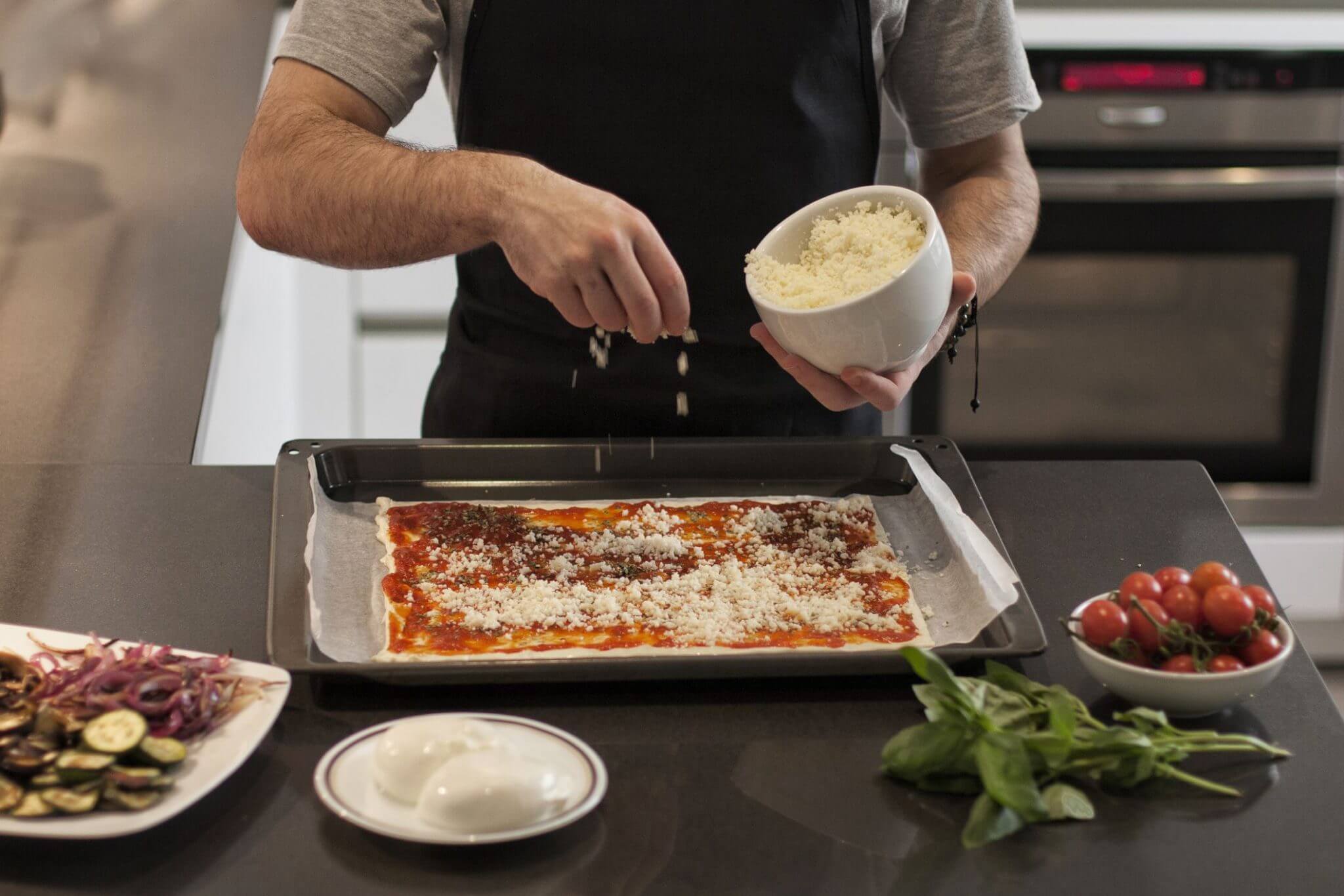 Pizza con burrata y verduritas de primavera, la receta definitiva para disfrutar cocinando en casa