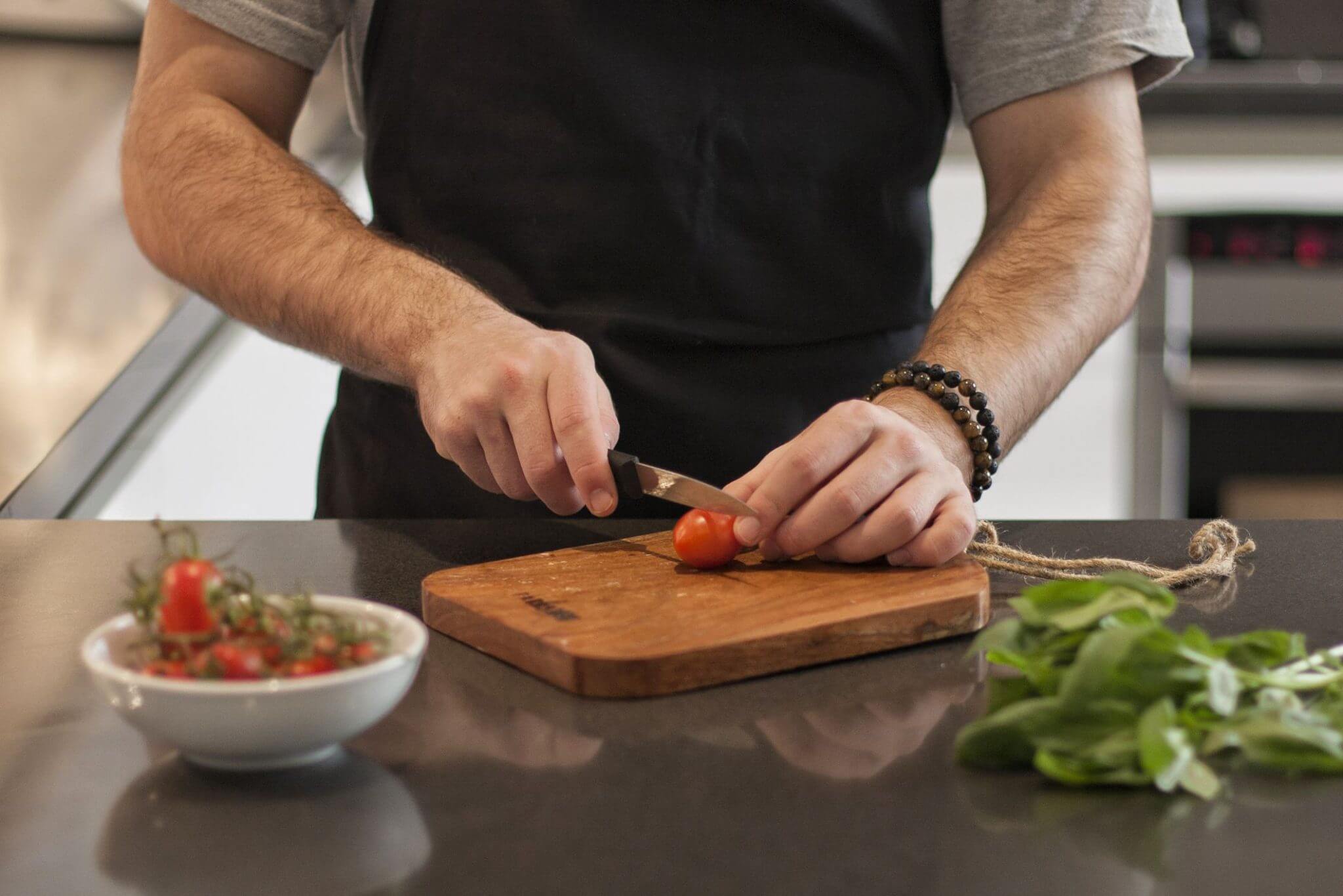Pizza con burrata y verduritas de primavera, la receta definitiva para disfrutar cocinando en casa