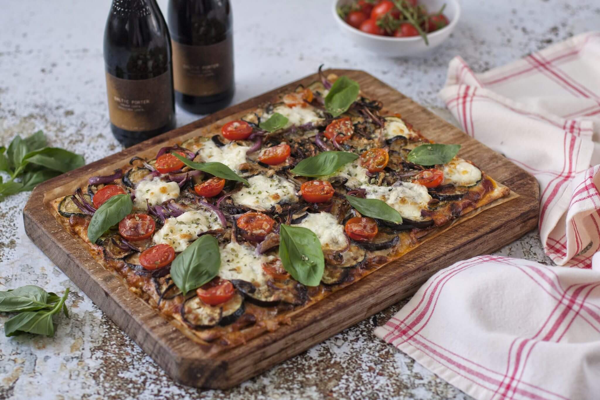 Pizza con burrata y verduritas de primavera, la receta definitiva para disfrutar cocinando en casa