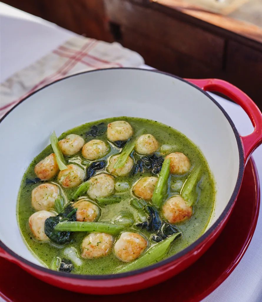 Albóndigas de rape en salsa verde con borraja escaldada