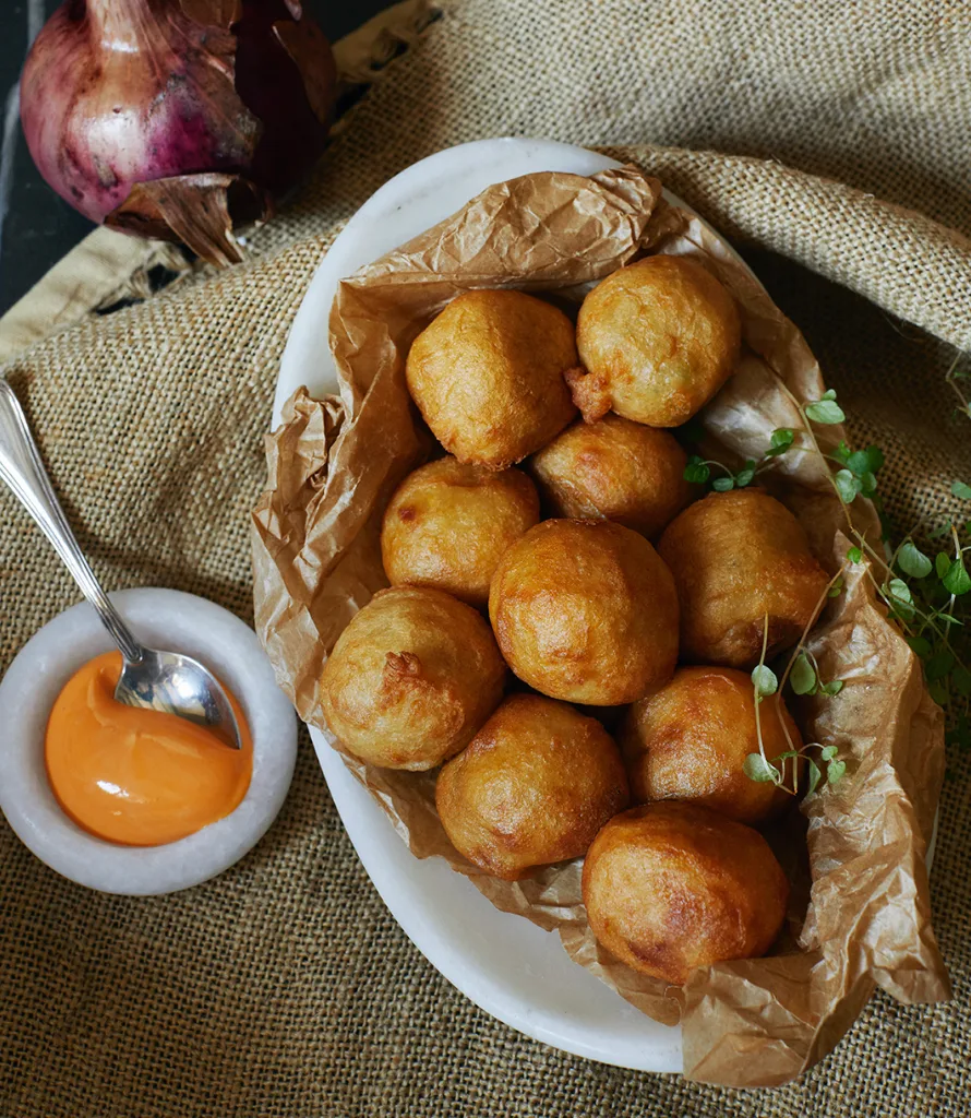 Buñuelos de bacalao con ali-oli de piquillos